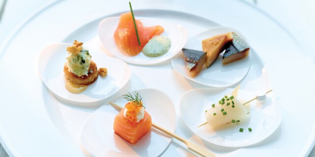 Wodka met hapjes met zalm haring en Deense blauwe kaas