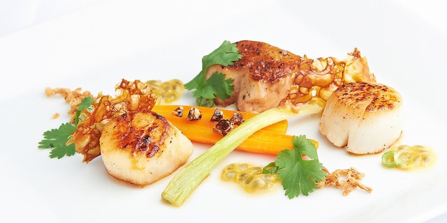 Gebakken sint-jakobsvruchten gekonfijte wortelen, passievrucht, currysaus