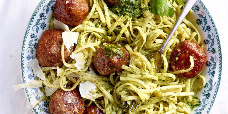 Boulettes d'agneau et pâtes au pesto