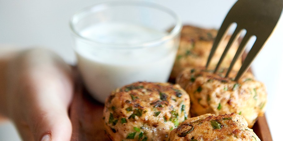 Noorse zalmballetjes met tuinkruiden en yoghurtdip
