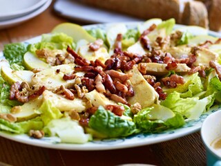 Salade met peren, spekblokjes, halloumi en noten