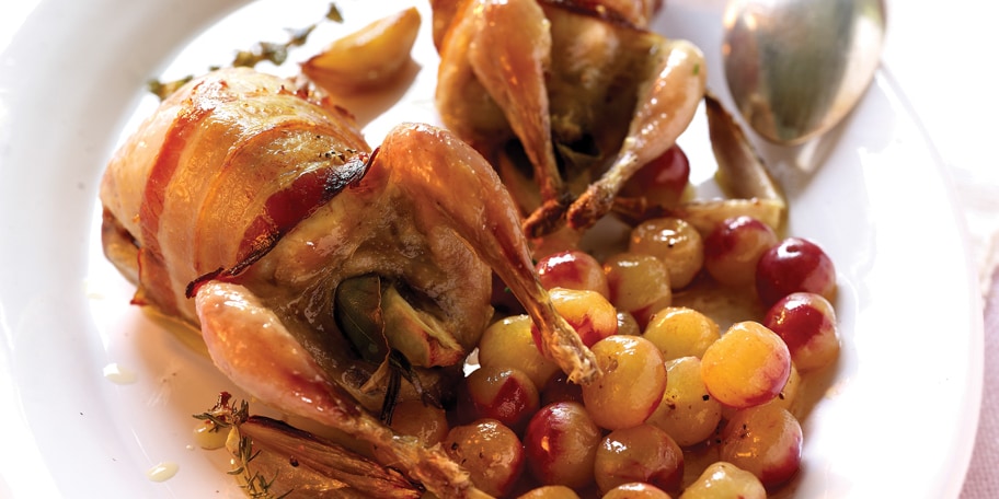 Cailles rôties au romarin et raisins frais