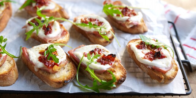 Crostini met prosciutto, mozzarella en gedroogde tomaten