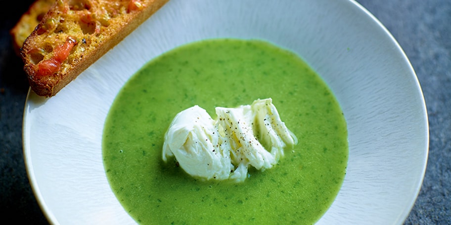 Soupe au basilic à la mozzarella de bufflonne et au pain à l'ail tomaté