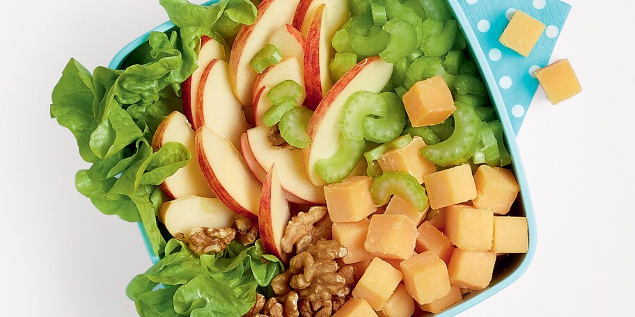Salade croquante au gouda, céleri, pommes et noix