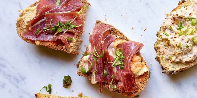 Speltbrood met hummus en Ibéricoham