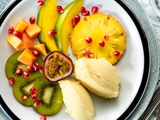Sorbet van piña colada met exotische fruitsla