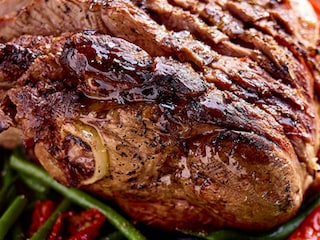 Gigot d'agneau et salade de haricots fins aux tomates séchées