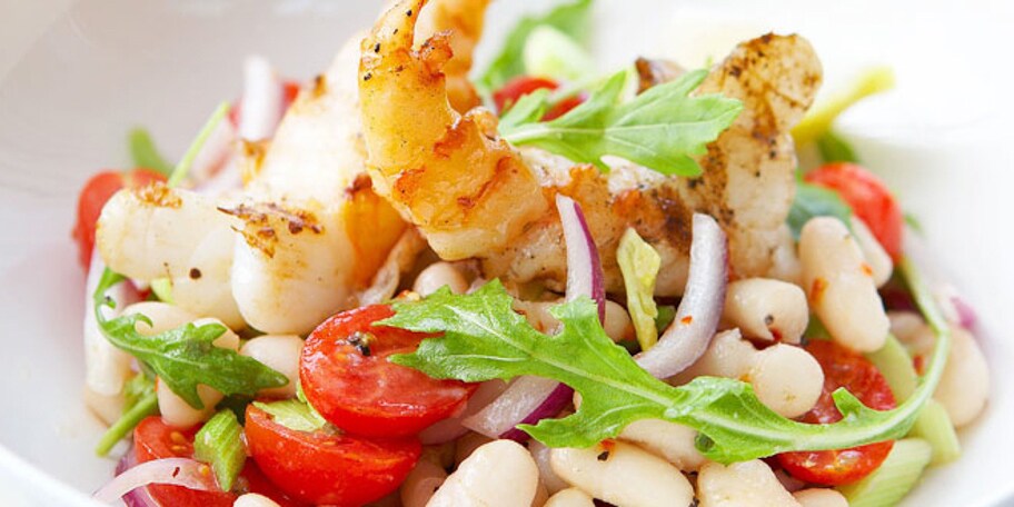 Crevettes tigrées grillées et salade aux haricots blancs