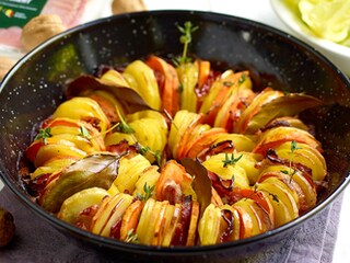 Aardappelen, zoete aardappelen, krokant spek en groene salade