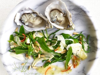 Oesters met een salade van zeekraal, venkel en lamsoor