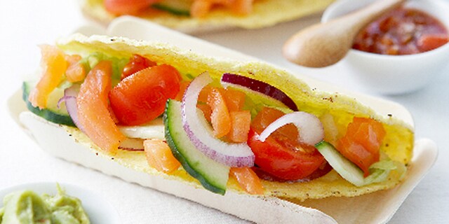 Tacos met reepjes gerookte zalm