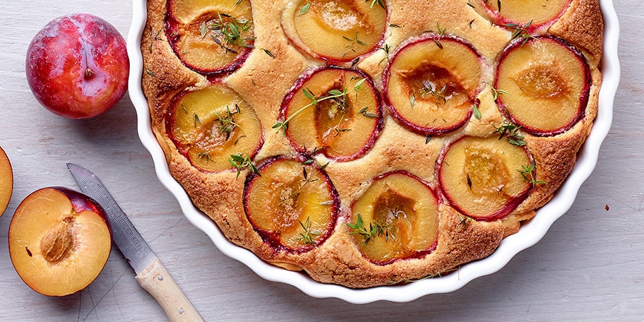 Tarte aux amandes, prunes et thym