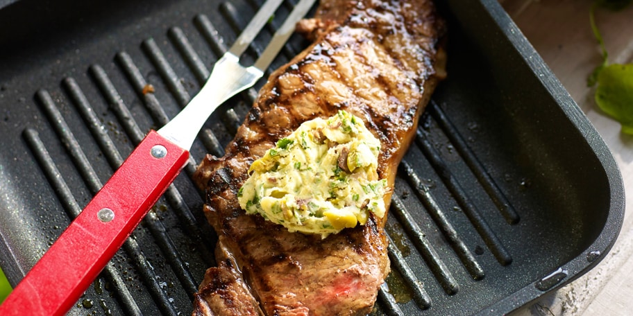 Entrecôte aux anchois, à l’estragon et au beurre aux olives