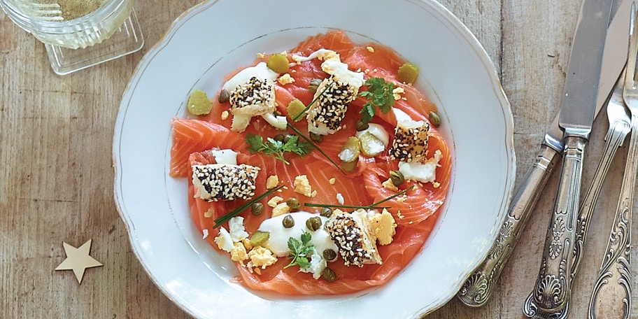 Gerookte zalm met zure room, 'tartaar' en bladerdeeggebak