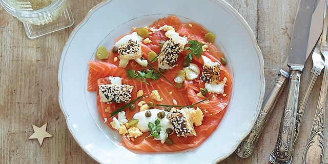 Gerookte zalm met zure room, 'tartaar' en bladerdeeggebak