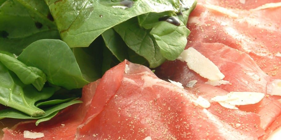 Rundercarpaccio met spinazie