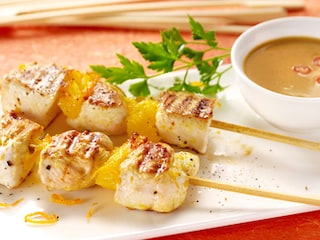 Brochettes met kip en sinaasappel, pindasaus