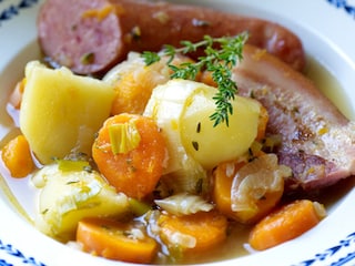 Potée aux carottes, lard et saucisse fumée