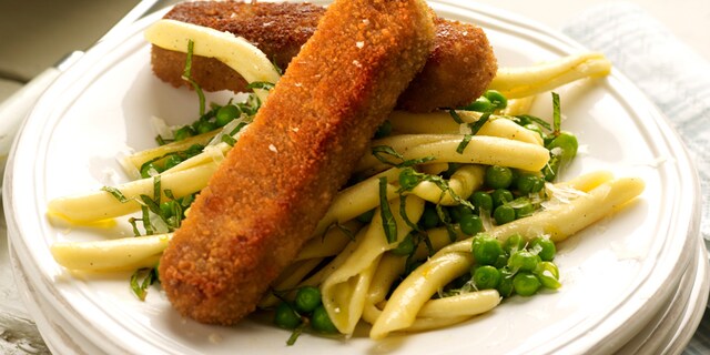 Pâtes aux petits pois, menthe et sticks au parmesan