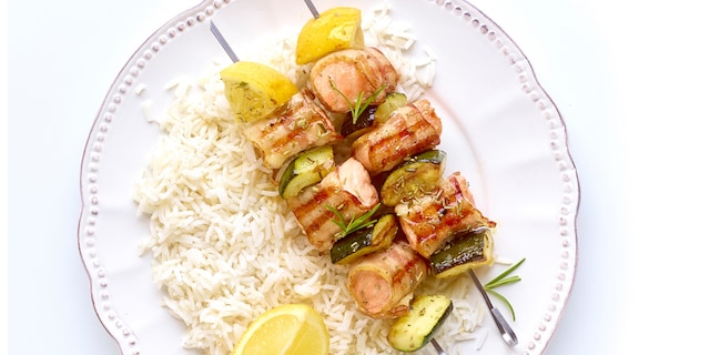 Brochettes van zalm en courgette