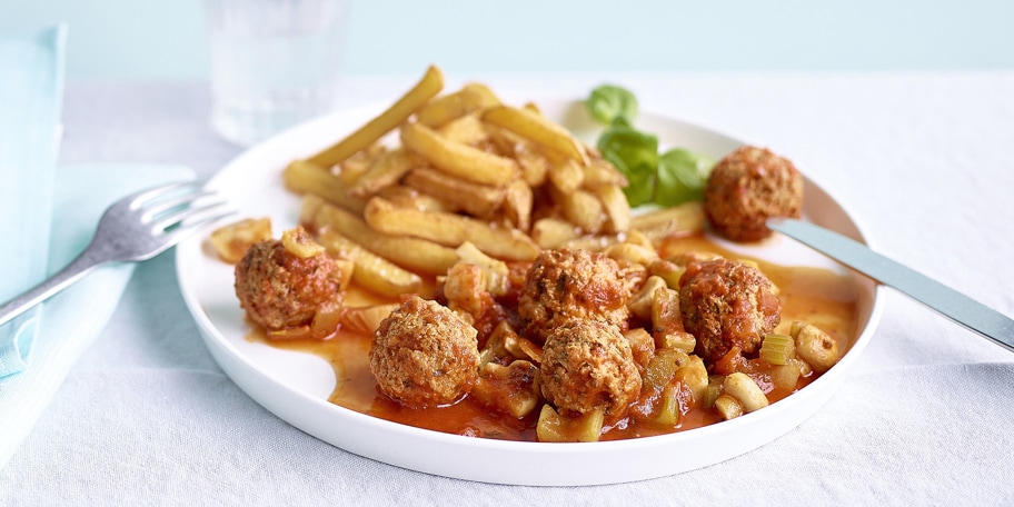 Boulettes végétariennes, sauce tomate et frites