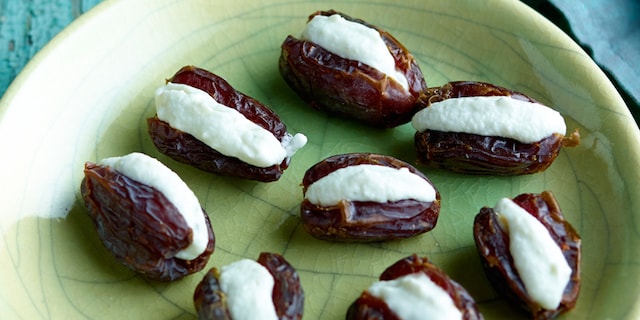 Medjooldadels gevuld met roquefortmousse