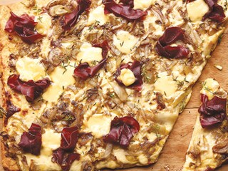 Pizza met witloof, bresaola en abdijkaas