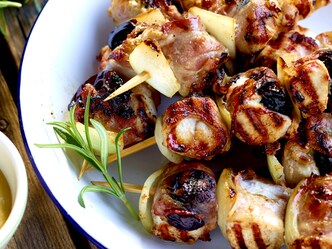 Brochettes van konijn met pruimen en spek