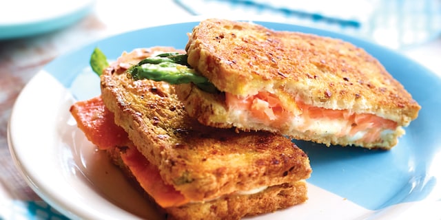 Croque−monsieur aux asperges, mozzarella et saumon fumé