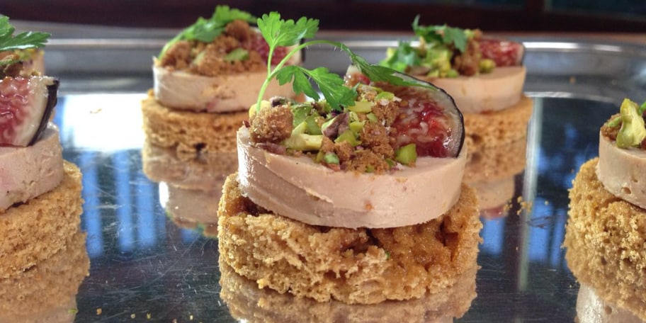 Canapés au pain d’épices, foie gras, spéculoos et pistaches