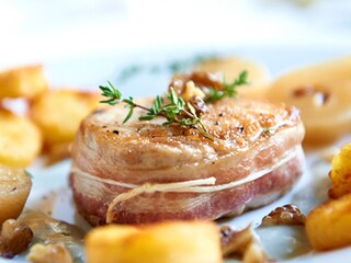 Tournedos d’Iberico au roquefort, poires baby et noix grillées