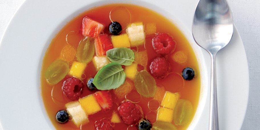 Minestrone van fruit met olijfolie en basilicum