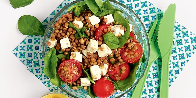 Salade de lentilles à la feta, tomates-cerise et pousses d’épinards