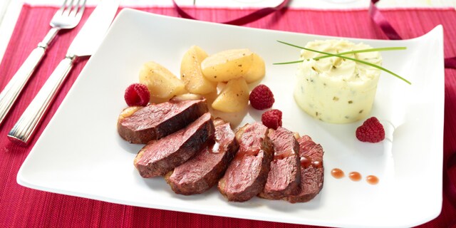 Eendenfilets en rapen met frambozenazijn