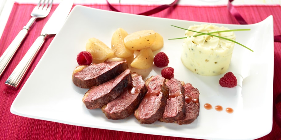 Eendenfilets en rapen met frambozenazijn