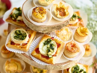 Mini bladerdeegjes met geitenkaas, gekonfijte tomaat en salsa verde