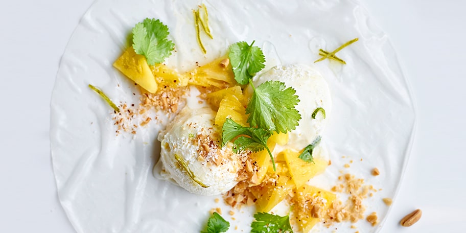 Ice cream ‬‬‭spring rolls met ananas