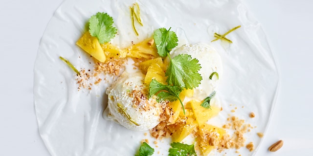 Ice cream ‬‬‭spring rolls met ananas