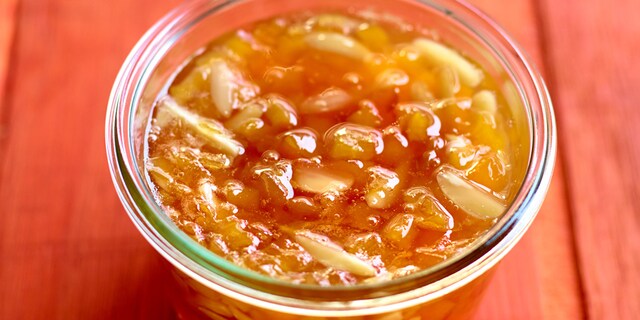 Confiture pêches, abricots et amandes