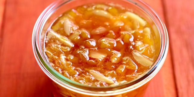 Confiture pêches, abricots et amandes