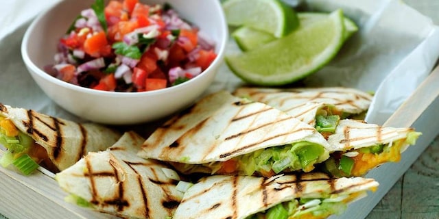 Quesadilla’s met avocado en tomatensalsa