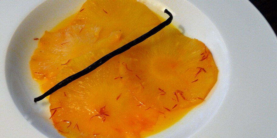 Ananas confit au safran et vanille