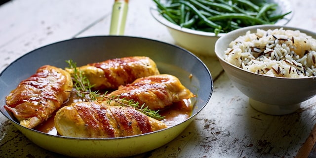 Filets de poulet au lard, sauce à l’orange et au miel