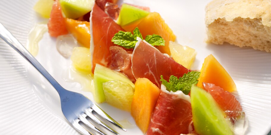 Salade van meloen en pompelmoes met ham en champagnegelei