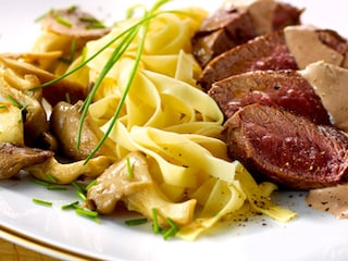 Steaks de marcassin au porto et aux pleurotes