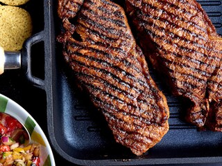 Contrefilet de bœuf épicé et salsa de légumes grillés