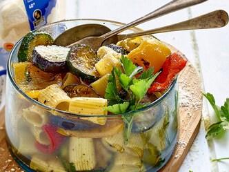 Salade de pâtes aux légumes grillés et au parmesan
