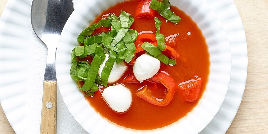 Soepje van tomaten, paprika en mozzarella