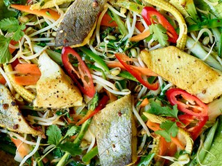 Wok met forel ‬‬‬‬‭en pittige groenten